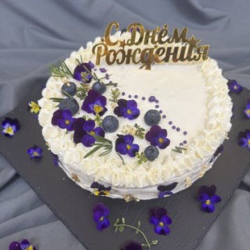 Круглый Наполеон в украшении "Фиалка и голубика"