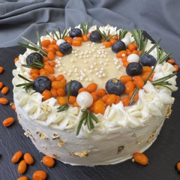 Круглый Наполеон в украшении "Облепиха и голубика"