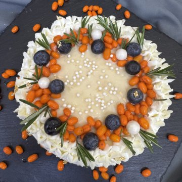 Круглый Наполеон в украшении "Облепиха и голубика"