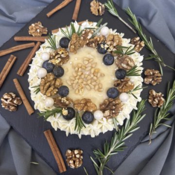 Круглый Наполеон в украшении "Орехи и голубика"