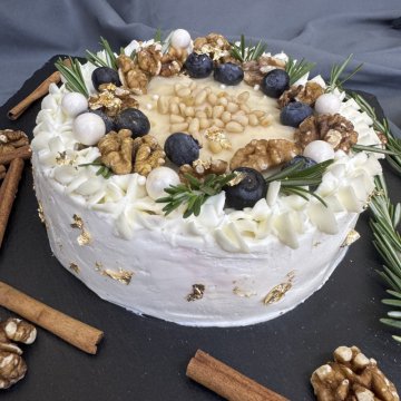 Круглый Наполеон в украшении "Орехи и голубика"