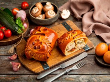 Кулебяка овощная, с курицей и грибами