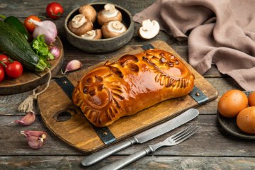 Кулебяка овощная, с курицей и грибами