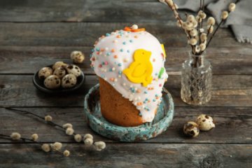 Кулич Пасхальный с сахарной посыпкой