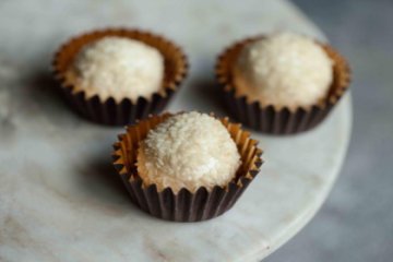 Мягкий сыр с черри и белым кунжутом 12 шт