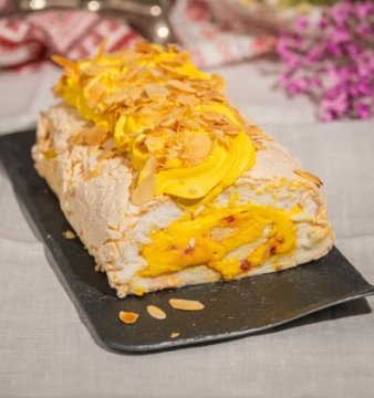 Манговый меренговый рулет с малиной и миндалем