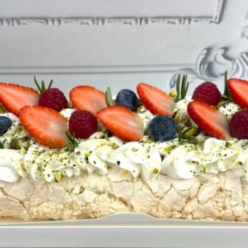 Меренговый рулет с фисташками и малиной