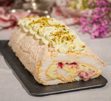 Меренговый рулет с малиной и фисташками