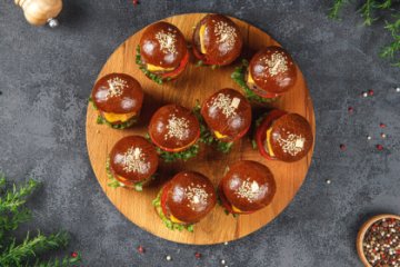 Мини-бургер с котлетой из свинины 10 шт