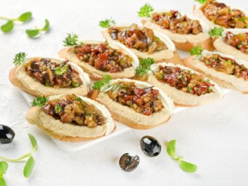 Мини Кростини с хумусом и баклажаном 10 шт