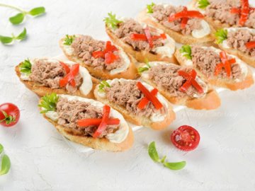 Мини Кростини с тунцом и перцем 10 шт