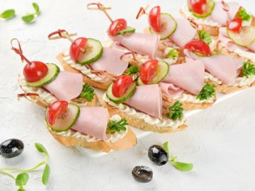 Мини кростини с ветчиной и овощами 10 шт