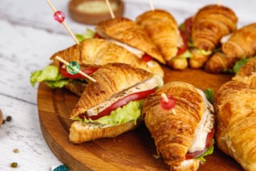 Мини круассан с куриной грудкой и слайсом томата 10 шт