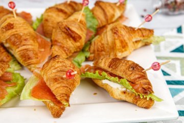 Мини круассан с лососем и салатом "Айсберг" 10 шт