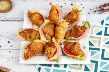 Мини круассан с ветчиной, сыром и слайсом томата 10 шт