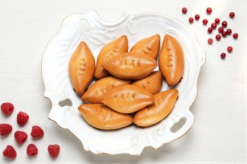 Мини-пирожки с брусникой и малиной 10 шт