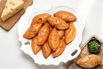 Мини-пирожки с курицей, сыром и зеленым луком 10 шт