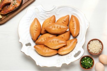 Мини-пирожки с семгой, рисом, яйцом и зеленым луком 10 шт