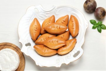 Мини-пирожки со свеклой, базиликом и мягким сыром 10 шт