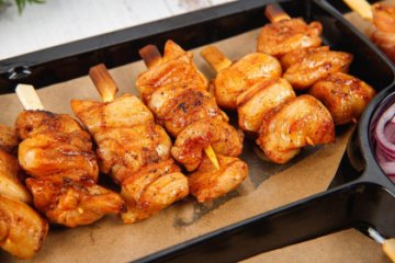 Мини шашлык из филе бедра курицы в пряных греческих специях 10 шт