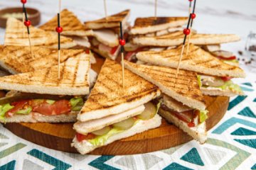 Мини сэндвич с куриной грудкой, помидором и соленым огурцом 10 шт