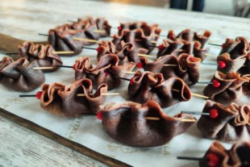 Мини шоколадные блины с маскарпоне и вишней 16 шт.