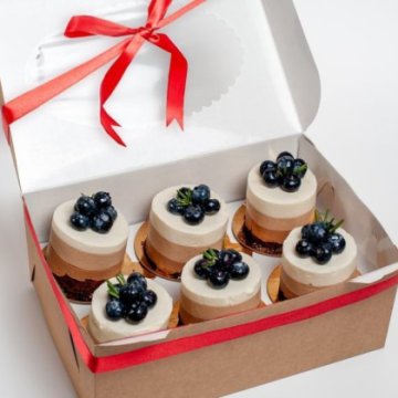 Набор пирожных "Три шоколада с голубикой" 12 шт