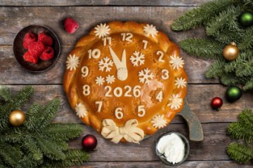 Новогодний каравай с малиной креметте