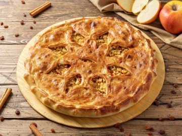 Осетинский пирог с яблоком, корицей и изюмом