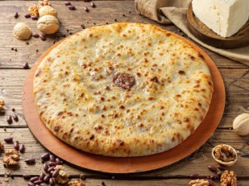Осетинский пирог с фасолью, сыром и грецким орехом