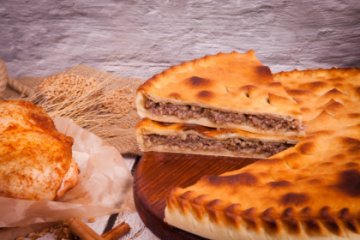 Осетинский пирог с говядиной, грибами и сыром