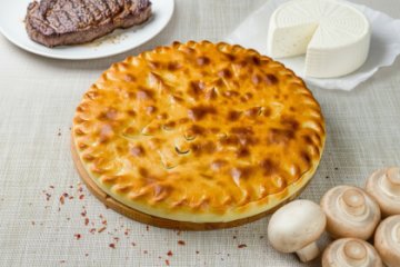 Осетинский пирог с говядиной, грибами и сыром