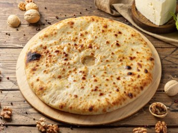 Осетинский пирог с капустой, сыром и орехами