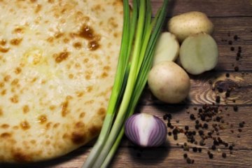 Осетинский пирог с картошкой и зеленым луком