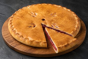 Осетинский пирог с клубникой