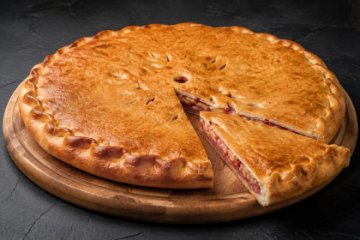 Осетинский пирог с клубникой и бананом