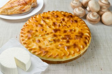 Осетинский пирог с курицей, грибами и сыром