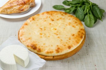Осетинский пирог с курицей, шпинатом и сыром