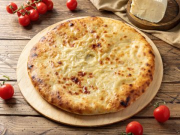 Осетинский пирог с курицей, сыром и помидорами