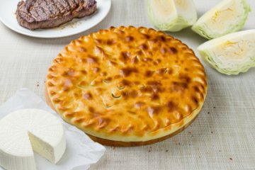 Осетинский пирог с мясом, капустой и сыром