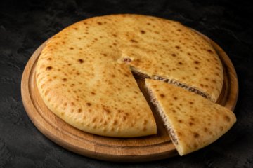 Осетинский пирог с сыром и мясом (говядина)