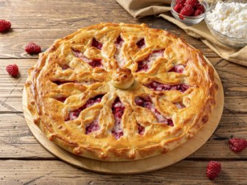 Осетинский пирог с творогом и малиной