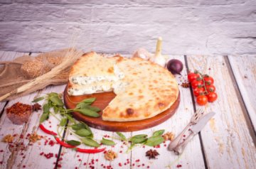 Осетинский пирог с творогом, сыром и грибами