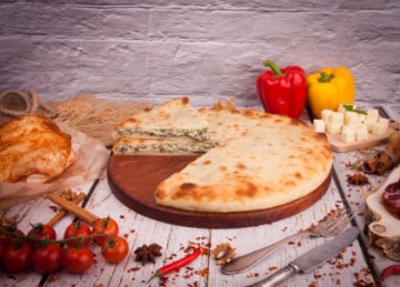 Осетинский пирог с творогом, сыром и зеленым луком