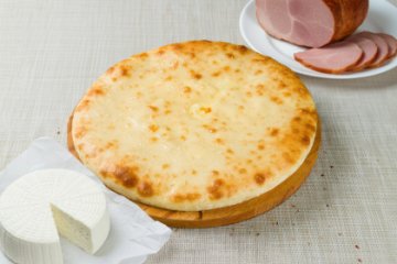 Осетинский пирог с ветчиной и сыром