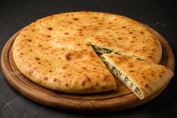 Осетинский пирог с зеленым луком и сыром