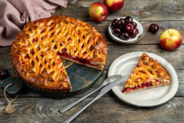 Открытый пирог яблоко и вишня