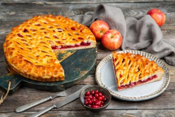 Открытый пирог с яблоком и брусникой
