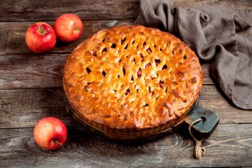 Открытый пирог с яблоком и брусникой