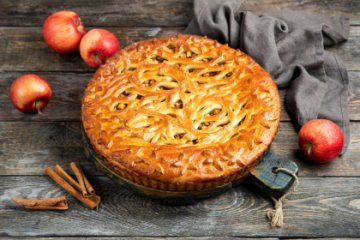 Открытый пирог с яблоком и корицей